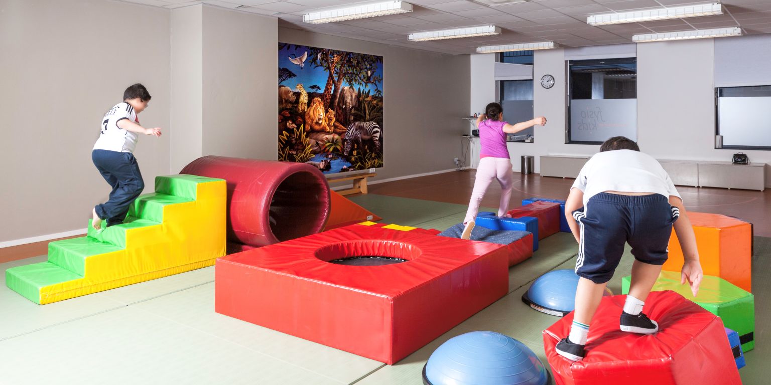 Spelende kinderen in een gymzaal
